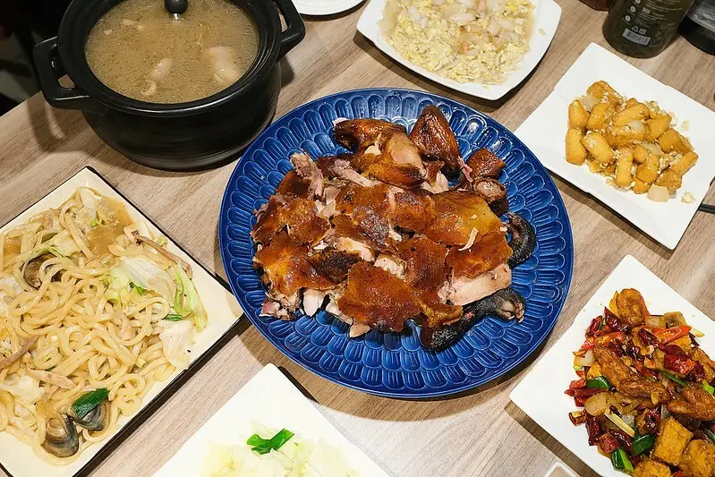 【台北合菜餐廳】一吃上癮祖傳甕缸雞，外皮酥脆、肉質鮮嫩，完全不用自己動手剝!(台北甕缸雞/忠孝敦化美食/台北東區餐廳)