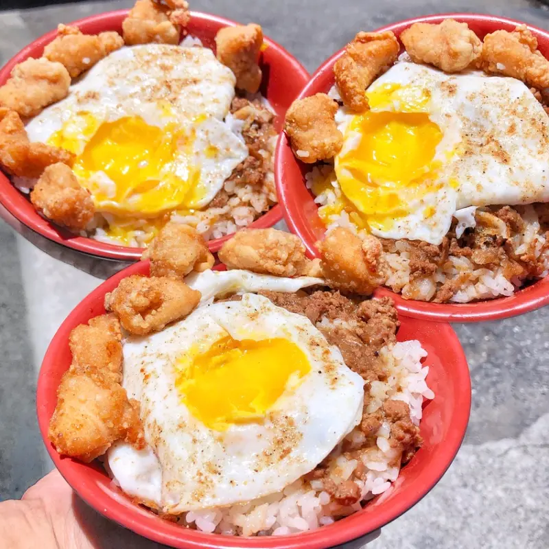 《花蓮*小叮噹冷飲店&小吃店》花蓮人日常早餐,『大魯蛋雞』這組合根本就是台灣套餐！「魯肉飯+荷包蛋+鹽酥雞」$45吃飽飽(附小叮噹冷飲店完整菜單)