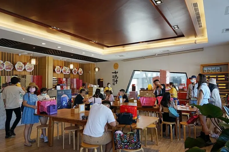 如邑堂║台中霸氣伴手禮！！精選20款餅類任你試吃，連續五屆全國太陽餅比賽第一，獨創”餡金流蛋黃酥”爆餡鹹香一吃回不去!!