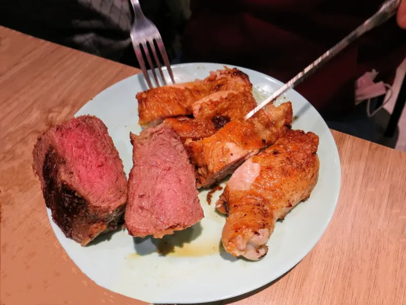 【台北南港美食】爭厚厚切牛排-南港店，四人同享餐CP值超高，自助吧麵包、湯品和飲料可無限享用!(南港牛排/台北牛排/捷運南港站美食/南港車站美食)