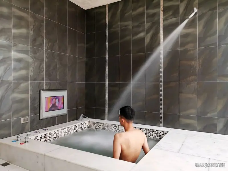 台中住宿。汽車旅館│艾菲爾文化旅店，三井outlet 摩天輪就在附近唷 - 黑皮的旅遊筆記