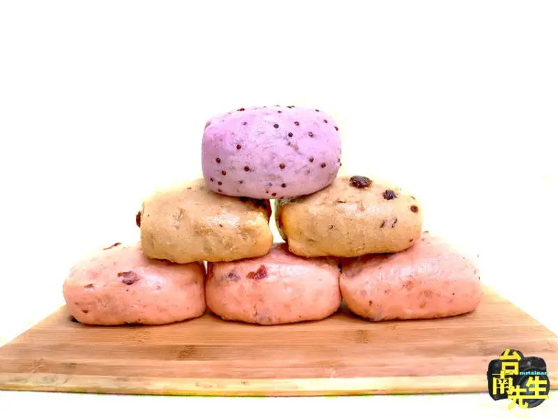 台南饅頭／手工製作限量供應／比利時天然酵母製作／嚴選原物料用料實在／堅持天然無化學添加／遠征百公里特地來買都甘願