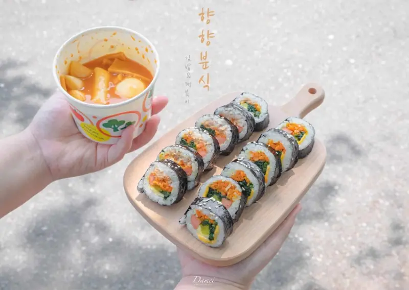 銅板價韓國海苔飯捲，必搭配辣炒年糕，沾著吃更唰嘴-香香的韓國小吃