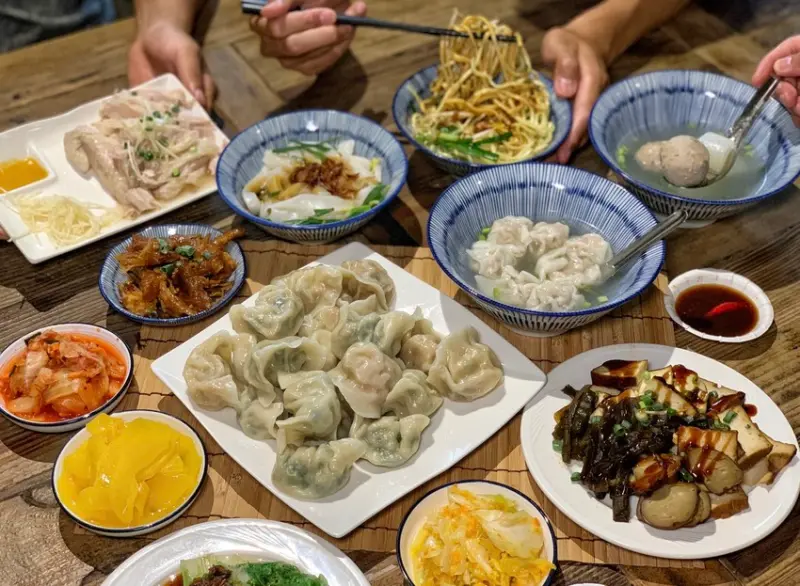 【麵容餃好】苗栗頭份建國路上新開幕文青風麵食水餃館，主打阿姨現包水餃、麵食，內用還有喝到飽的仙草奶凍、仙草茶，好喝又消暑！ - 阿華田的美食日記