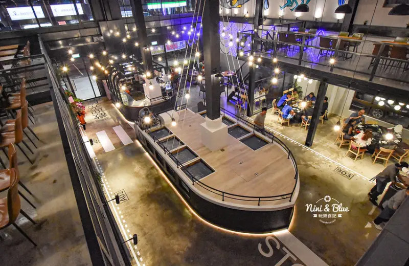 台中餐廳浮誇無極限，是誰把大船開進餐廳裡，還有超浪漫的滿天星斗-妮妮布魯