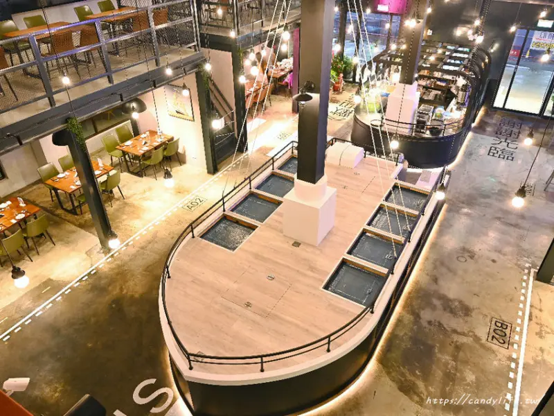 鴻龍宴│台中活蝦餐廳中竟然出現一艘大船，菜色精緻美味，多人聚餐首選～