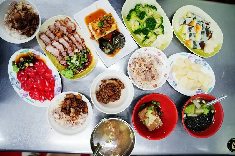 【台灣，嘉義美食】傳說中嘉義文化夜市裡的雞肉飯名店～阿霞火雞肉飯。（嘉義文化路夜市美食）
