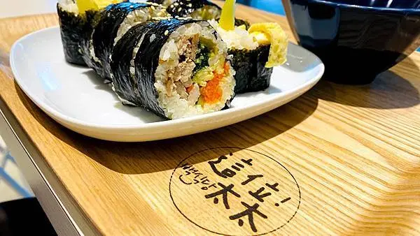 桃園青埔新開餐廳【這位太太】道地平價韓氏料理/必點韓式飯捲起司拉麵免費加湯/華泰Outlet旁特色美食/免費閱讀治癒人心韓劇童話暗黑繪本