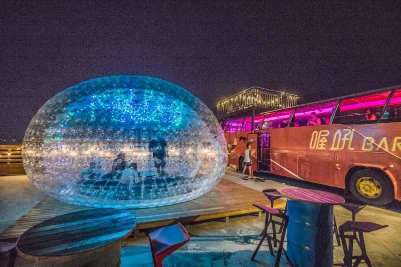 [小琉球美食]喔吼bar/隱藏版景點，超夢幻巨大透明泡泡屋！網美們拍起來！小琉球最美酒吧！ - 大手牽小手。玩樂趣