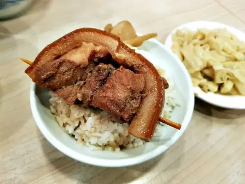 彰化市縣政府 阿章爌肉飯/筒仔米糕 彰化市好吃美食 2020食記 ~ 常常很多人在排隊 ~~ 來要有耐心等喔~