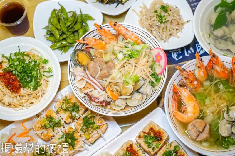 百川通食舖。員林臭豆腐美食，鹹香創意臭豆腐、海寶五鮮雞絲麵，堅持自家熬煮湯頭口味清甜。 - 螞蟻幫的櫥櫃