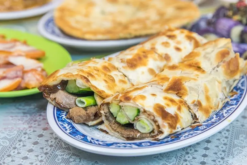 【台北捷運美食】【台北小巨蛋站美食】鼎工坊.牛肉捲餅.蒸餃.排骨炒飯.巷弄眷村味飄香