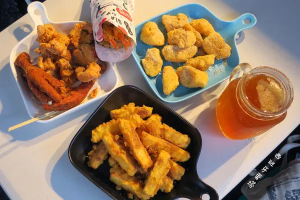 雞武門 QIA QIA G｜台北市最CHILL的角落！我在大安捷運站後方的公園露營吃炸物，像似夏威夷般的優閒時分！