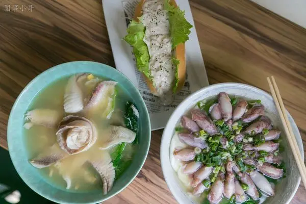 中壢青埔美食-早點上學，不只小卷鍋燒麵吸睛！鯛魚麵跟料多好吃的歐姆蛋還有特製鮪魚也不能錯過！