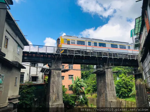 圓圓家出去玩-《新北景點》平溪老街輕旅行，美食連發吃不停、排隊香腸、平溪芋圓還有古早味美食等著你