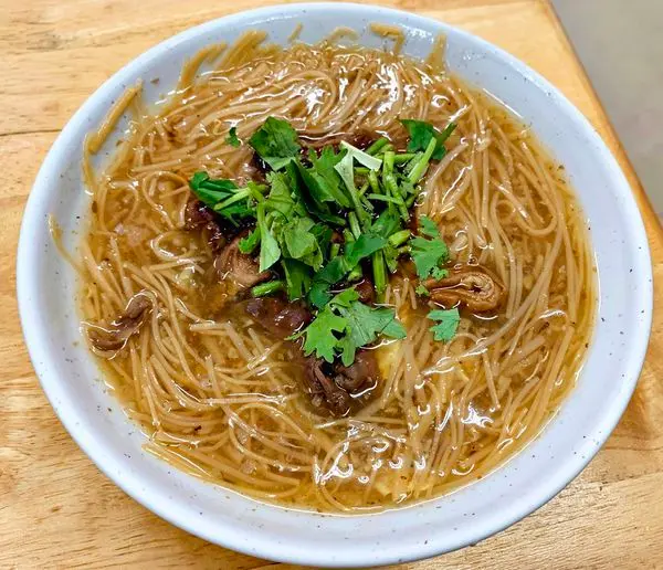 苗栗頭份為恭醫院附近[麻辣大腸麵線]頭份店~傳統小吃口味風格~大腸麵線不錯吃~~香菇肉羹的味道也不錯~ 2020食記分享