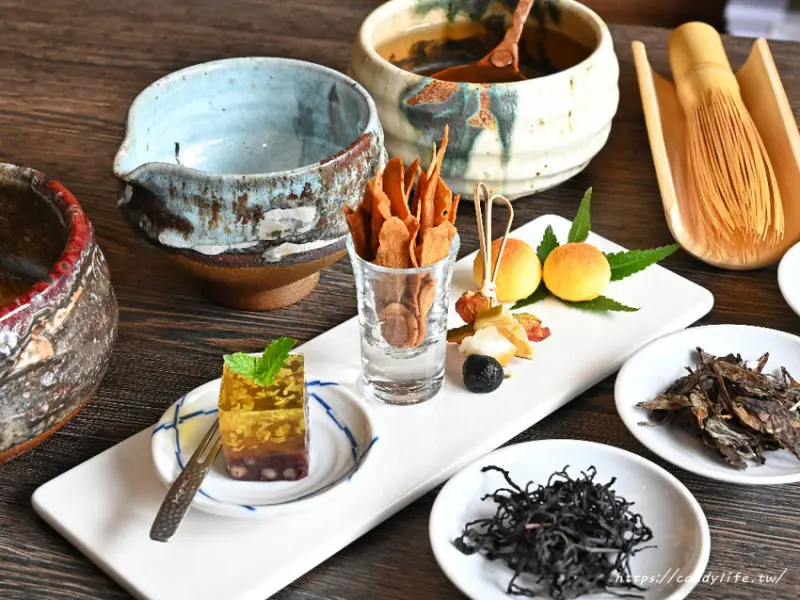 龜鶴塘│台中特色茶館，都市中的世外桃源，品嚐宋代點茶，四秀茶食及老闆引以為傲的塘口飯，大甲美食推薦～