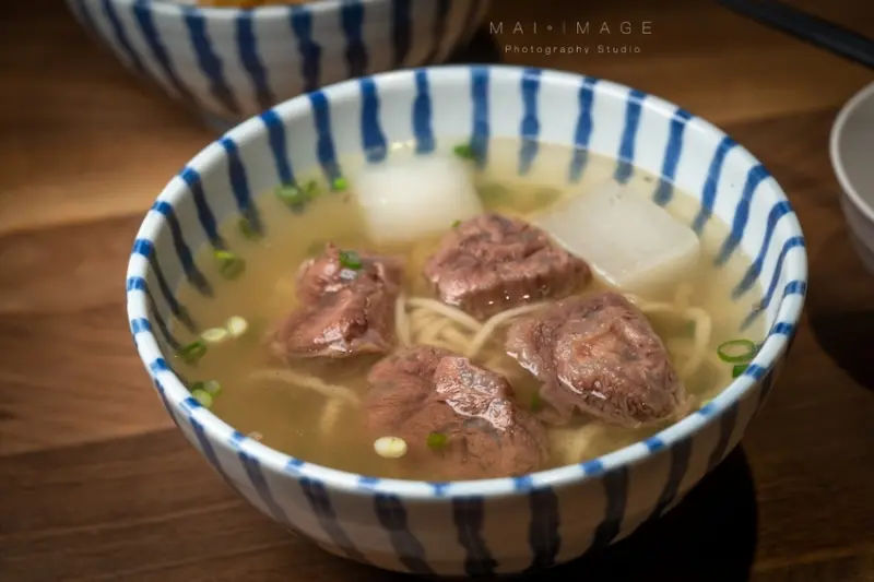 一種清燉湯頭可以撐起整間店，還紅到開二店實在很狂。必點清燉牛肉麵，手作辣椒油是小菜的靈魂