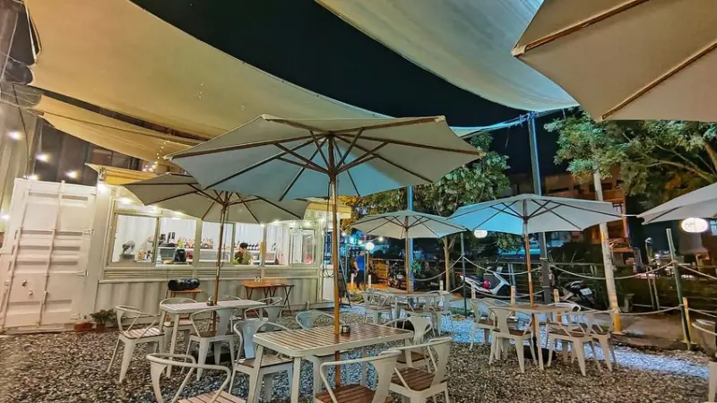 GOOGLE地圖找不到的漂亮露天酒吧在這裡，還有主餐跟炸物，新的網美拍照景點哦!!