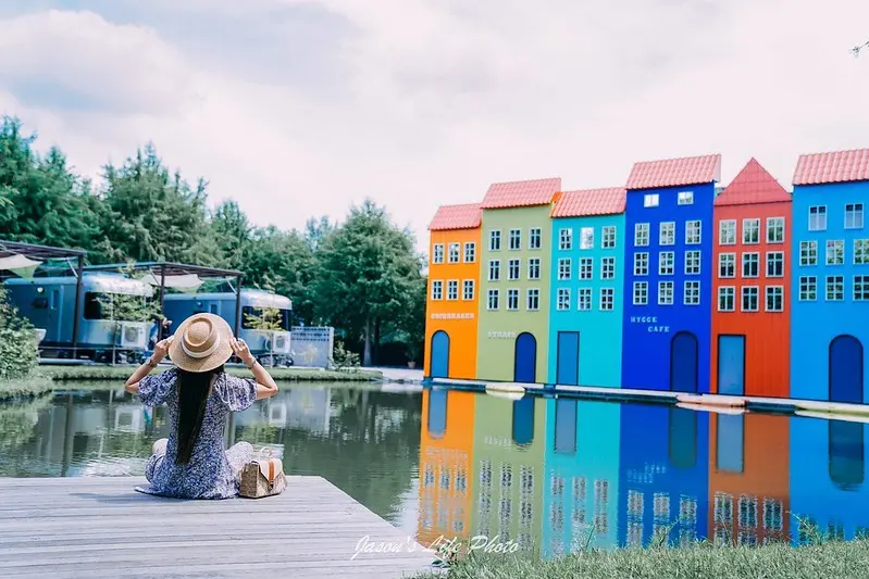 【宜蘭冬山│景點】伊格魯童話森林。2020年宜蘭新景點，打造宜蘭的小北歐莊園，丹麥新港彩色屋、極光冰屋，還有露營車