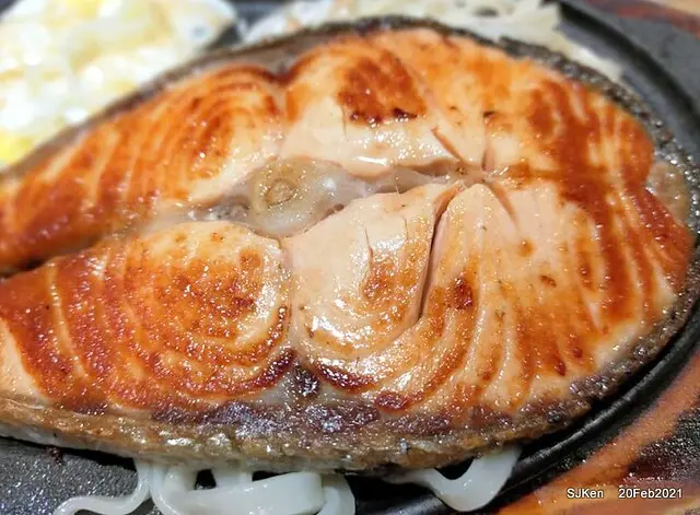 (北捷松山機場站周邊美食)「孫東寶台式牛排教父-松山民生店」--- 不只牛排好吃，連「大比目魚排」與「檸檬鮭魚」排餐都很美味!