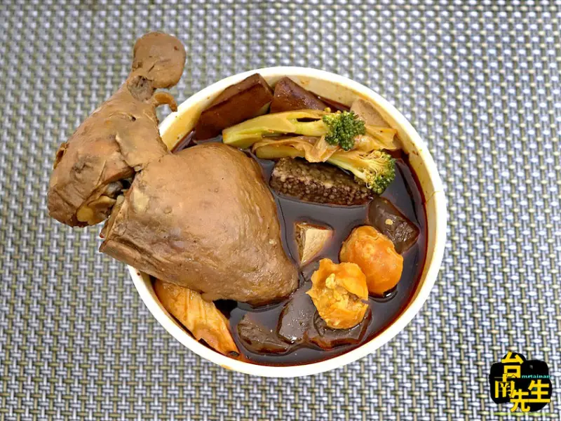 台南滷味／隱藏版菜色新上市／30多種中藥材當天現熬滷汁／清甜回甘不死鹹／天然食材不添加化學原物料／用餐時間必排隊／一開店就有客人上門