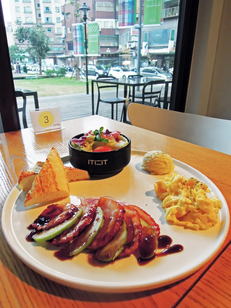 ✖ 2013台北大安區 ✖  睡晚一點也沒關係，來中山創意基地MOT/KITCHEN Light 在草地陽光陪伴下好好享受一頓精緻美味的Brunch吧！(附菜單)