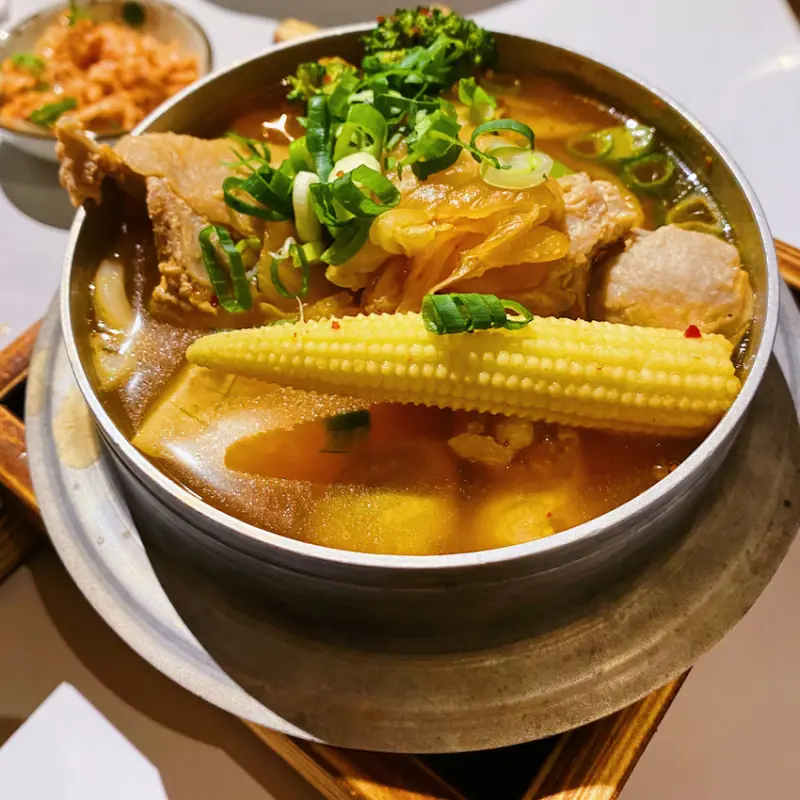 [台北小吃]信義區市府站「小小麥台北信義店」信義區精緻平價的簡單小食99元起/料滿味好的超Q彈烏龍麵/內用還有無限雞高湯喝飽飽/附菜單