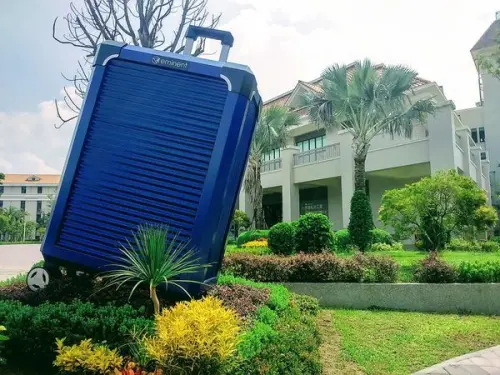 【旅遊】「萬國通路創意觀光工廠」拉行李箱偽出國！夢幻飛機懸空當網美