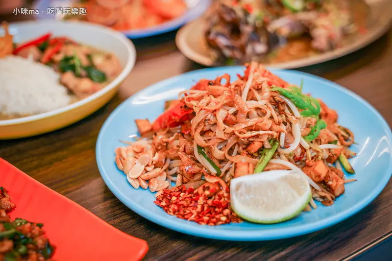 來碗泰 泰式料理 ▏可愛霓虹燈妝點的平價泰式餐廳 口味道地又平價。綠咖哩雞腿肉飯、炒河粉、清蒸檸檬石斑必點 絕對是三重必吃美食之一。捷運三重國小站、三重泰式料理推薦、三重平價泰式料理