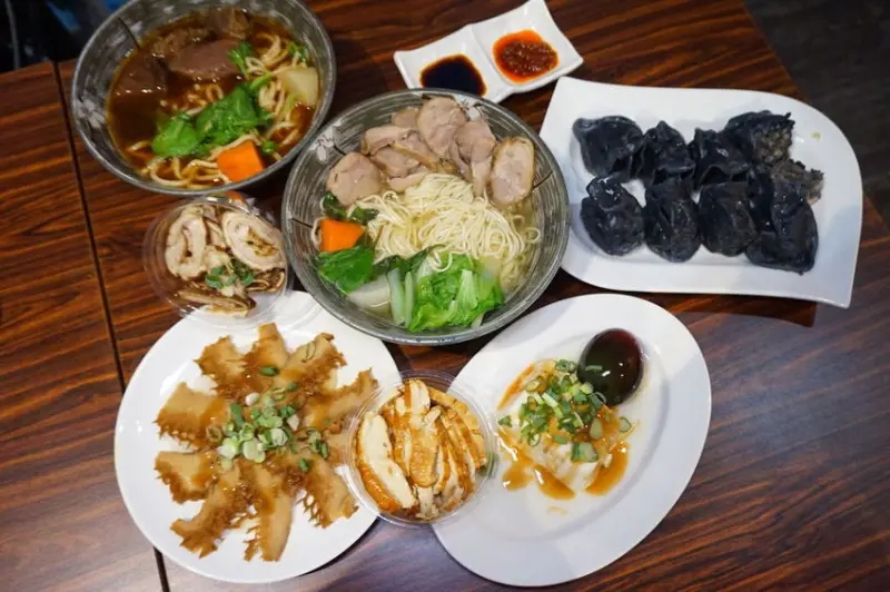 【官方轉載】真男饌牛肉麵- 詼諧彩繪主題/ 孫家小館二代牛肉麵館/ 高雄牛肉麵推薦/ 高雄必吃美食