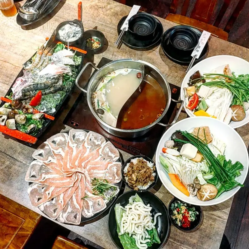 New Taipei, Taiwan 李白湯 鴛鴦鍋/ 永和樂華夜市新開幕的鴛鴦火鍋，天然藥膳白鍋的招牌李白豚骨湯和充滿川味花椒辣椒🌶️的老四川味麻辣湯👏全身都暖了起來🥰