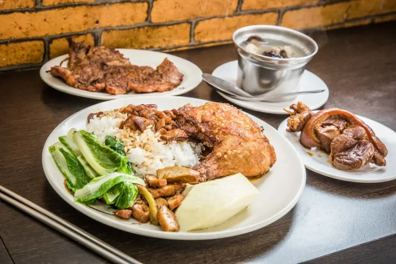 [桃園美食]金飽雞腿大王/一試成主顧！濃濃古早味台式便當，多汁大雞腿尬濃香台南滷肉飯！ - 大手牽小手。玩樂趣