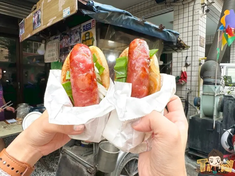 新竹縣竹北市竹北老郭專業米腸包香腸！ 新竹創始大腸包小腸加入蒜苗！ 老闆什麼都不做，就只會烤香腸！ (東元醫院菜單營業時間地址電話) - 跟著踢小米吃喝玩樂趣