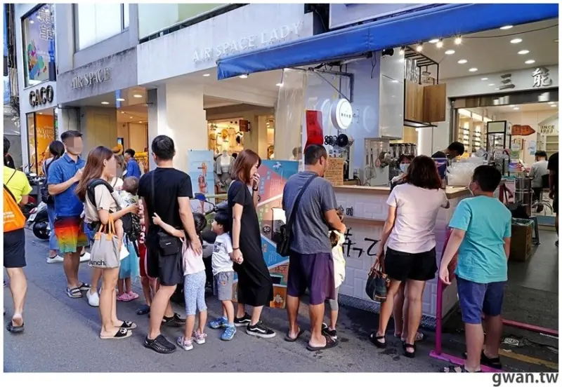 台南排隊飲料來囉，只有三天，憑學生證買一送一！