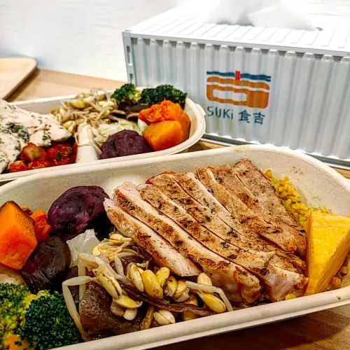 Taipei, Taiwan 食吉 便當餐盒專賣/ 超鮮嫩雞胸肉，搭配淡淡青醬，有夠開胃。香草豬的外皮帶點酥脆，吃起來完全不會乾柴👌🏻