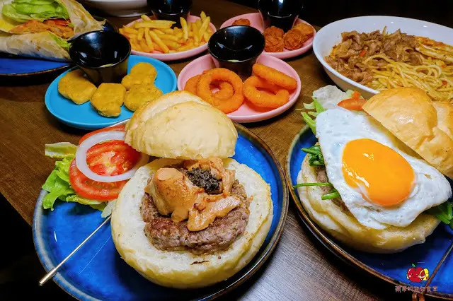 [食記] 新竹東區 - 伍腳鐵板料理 松露鵝肝牛肉堡高級食材組合 醬燒牛五花鐵板麵肉嫩份量多 剝皮辣椒雞炒飯微辣帶甜雞肉軟嫩