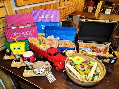 【信義區美式餐廳，約會餐廳】TankQ Cafe & Bar 松菸店 超可愛的公仔、杯子，把行李箱、工具箱、貨櫃屋端上桌 好拍又好吃