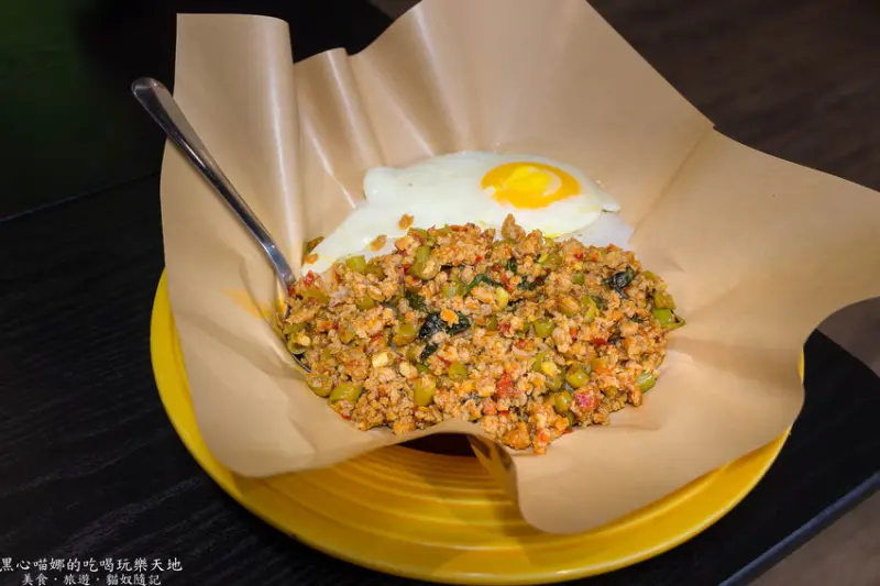 高雄前金︱泰泰我要　好吃好拍網美級特色紙包泰式料理吃起來！