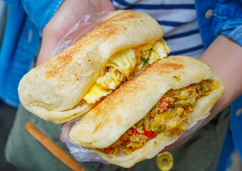 [左營果貿美食]美紅豆漿-超厲害辣酸菜!必吃燒餅夾酸菜~人氣排隊果貿早餐 @美食好芃友