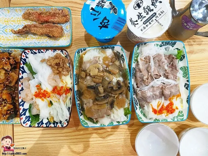 仁海宮廟前有一家文青風小店，裡面賣的腸粉份量大，口味也不少呢!!!