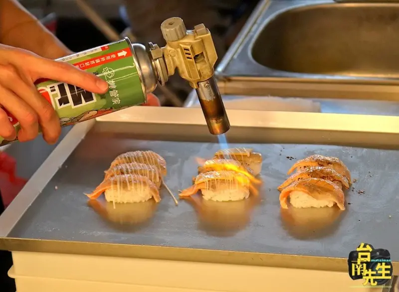 台南平價壽司／隱身黃昏市場只賣3小時／限量供應晚來吃不到／選用外銷日本壽司米／每日當天現煮醋飯／獨家調配釀製壽司醋