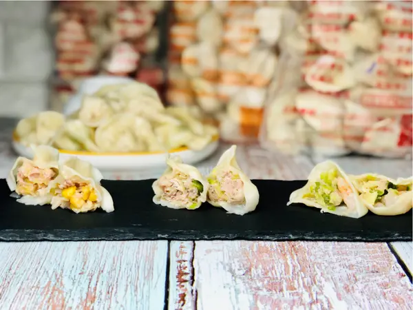 【台北美食￭冷凍宅配】蝦餃貨￭吻仔魚高麗菜、鮮肉玉米&蝦仁四季豆 x 皮薄帶Q勁，內餡扎實又創新、水餃飽滿很新鮮，單吃夠味很推薦║ 台北手工水餃推薦、手工水餃推薦、宅配美食