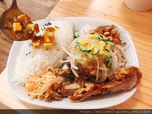 高雄2020美食推薦【陳麻飯】人氣平價美食在大社全新開幕。自發研製「麻婆豆腐」紅透肉細的麻婆肉醬銅板價就吃得到
