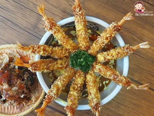 超浮誇，桃園區出現蝦蝦摩天輪，十隻大蝦排排站，還有隱藏版的炙燒手切魯肉飯，你們吃過了沒