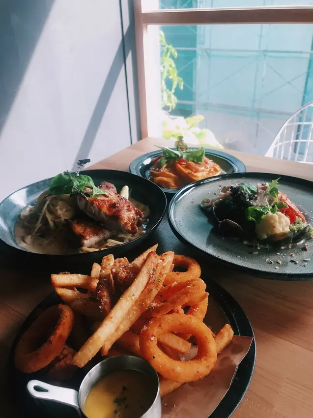 極具質感純白空間，享受美食小確幸時光