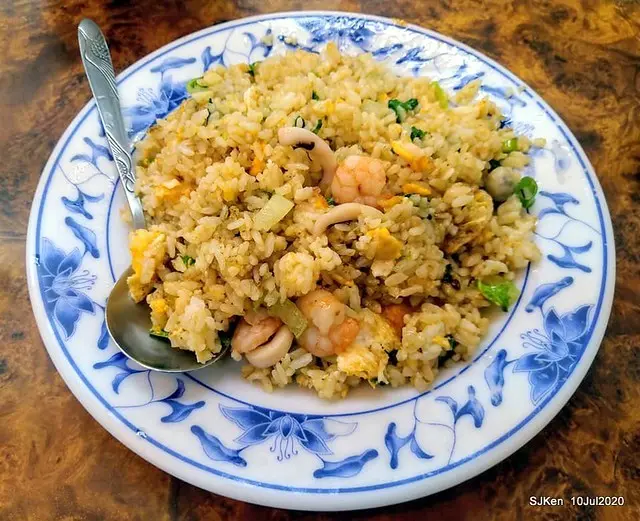 (北投裕民商圈美食)「味興炒飯麵粥蚵仔煎小菜」--- 美味可口高CP值的台灣小吃三鮮蛋炒飯、吻仔魚蔥蛋與花枝湯!