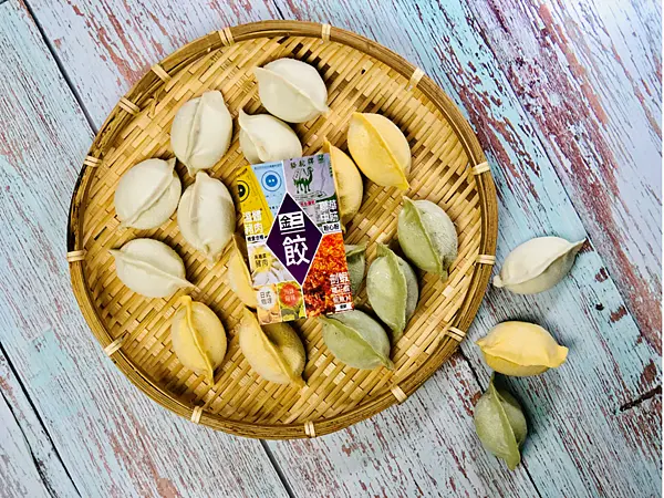 【新北美食￭冷凍宅配】金三餃￭蝦味高麗菜、日式咖喱、川味麻辣 x 餃皮每天現做，水餃新鮮現包、嚴選合格溫體豬，挑選鮮美果菜蔬、健康無添加，好吃攏底家║ 新北手工水餃推薦、手工水餃推薦、宅配美食