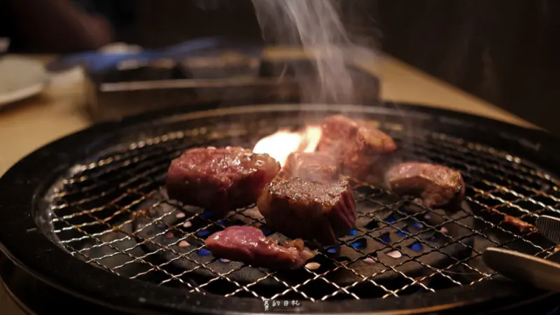 糧薪客棧｜台中沙鹿美食｜一不小心就會錯過的沙鹿燒烤店來啦！裡頭還吃得到廣島生食級生蠔、日本A5和牛、牛奶貝等食材！