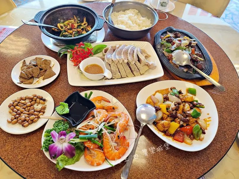 享樂海鮮客家快炒 ll 永安漁港美食推薦，現撈海鮮 讓你吃到美味佳餚、代客料理 讓你不用自己動手，還貼心附有撈魚區、彈珠台，讓大人吃的開心小孩玩的歡喜